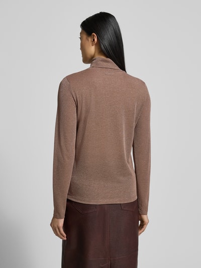 Vrouwenmodel draagt shirt met lange mouwen van viscosemix, regular fit, model 'ZERAFNE' van Drykorn, col, ruglengte maat S 59 cm, geheel achteraanzicht.