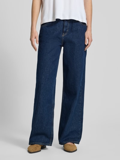 Kobiece modelka nosi ciemnoniebieskie jeansy o kroju loose fit z bawełnianego denimu, Loose Fit Jeans aus reiner Baumwolle Modell 'LENI' 'GAMALA_B' od Hugo Blue, widok całej sylwetki z przodu, damskie jeansy straight fit.