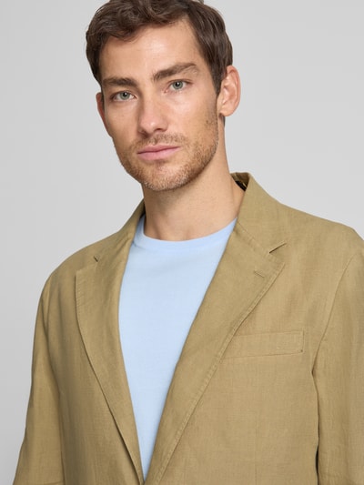 Männermodel draagt Regular Fit Anzugsakko aus reinem Leinen van Polo Ralph Lauren in effen kleuren met gestikt logo, reverskraag, korte 2-knoopsluiting, lange mouw met kissing buttons, rompzoom met vaste zijsplitten, klepzakken, borstzak en binnenzakken van gevlamd garen, materiaal: linnen, nahaufnahme bovenlichaam.