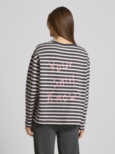 Frauenmodel trägt Sweatshirt mit Rundhalsausschnitt und Label-Detail von Smith and Soul, Relaxed-Fit, reine Baumwolle, Ganzkörperansicht Rückansicht.