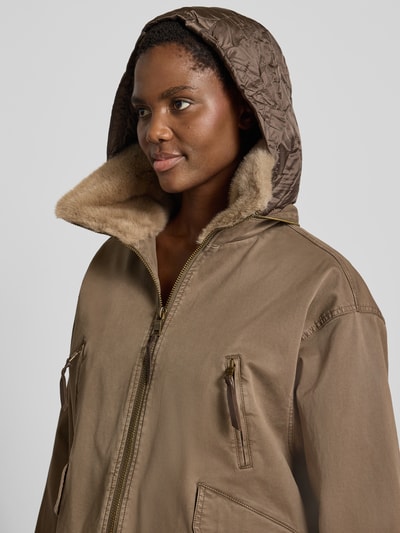 Frauenmodel trägt Jacke mit Kunstfell und Ärmelriegeln von Blonde No. 8 in Beige, Baumwoll-Elasthan-Mix, Nahaufnahme Oberkörper.