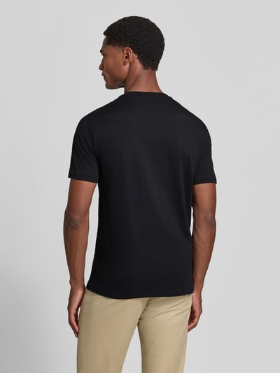 Männermodel trägt Regular Fit T-Shirt-Set aus reiner Baumwolle von Polo Ralph Lauren in Schwarz, glatte Textur, Ganzkörperansicht Rückansicht. Herren T-Shirt-Set von Polo Ralph Lauren