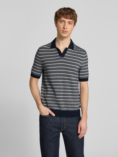 Männermodel trägt Regular Fit Poloshirt aus reiner Bio-Baumwolle Modell 'TILO' von Only & Sons, Optik:Allover-Muster, Ganzkörperansicht von vorne.
