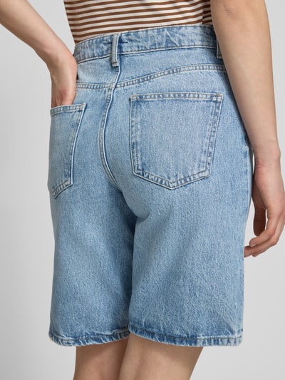 Frauenmodel trägt Regular Fit Jeansshorts aus reiner Baumwolle Modell 'SONNY' von Only, Denim-Optik, 5-Pocket-Design, Label-Patch, Nieten; Ganzkörperansicht Rückansicht.