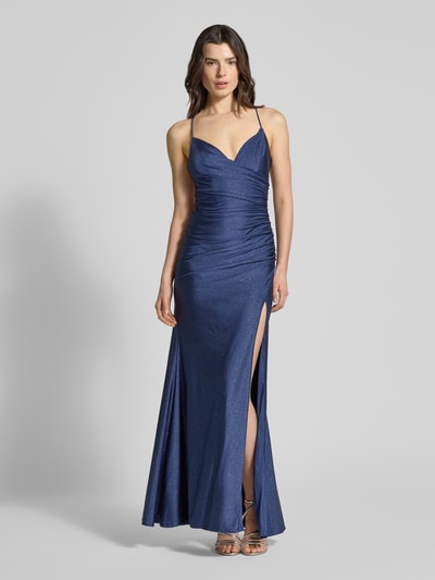 Vrouwenmodel draagt Slim Fit Avondjurk in Glitterlook van Mascara met plooien, loopsplit, spaghettibandjes, rugdecolleté, vetersluiting, naadritssluiting, ruglengte maat 36: 150 cm, borstwijdte maat 36: 27 cm, kleur blauw, glanzende textuur, geheel vooraanzicht.