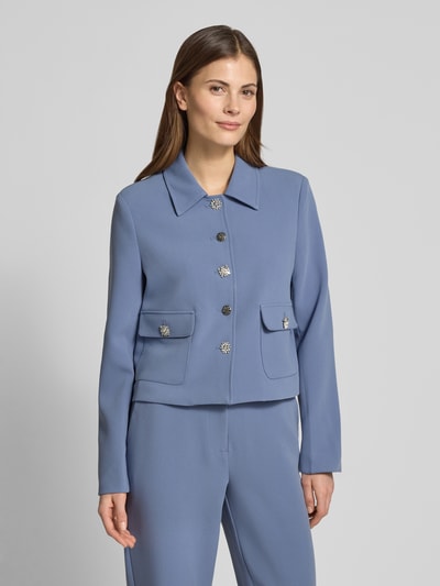 Vrouwenmodel draagt Regular Fit Blazer Modell 'Daphne' - GMK for Bridgerton van GUIDO MARIA KRETSCHMER, elastische materiaalmix met viscose, platte kraag, opgestikte zakken, met siersteentjes, lichtblauw, ruglengte 49 cm bij maat 36, regular fit, geheel lichaamsaanzicht van voren.