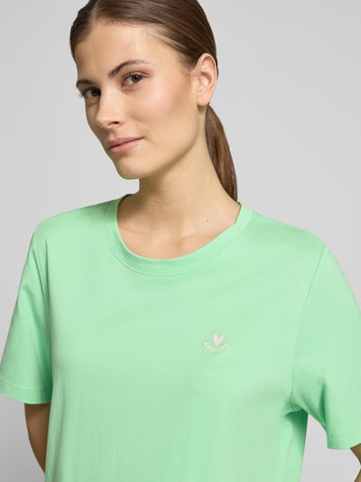 Frauenmodel trägt Regular Fit T-Shirt aus reiner Baumwolle von s.Oliver RED LABEL in Unifarbe Mint mit Stickerei, Nahaufnahme Oberkörper.
