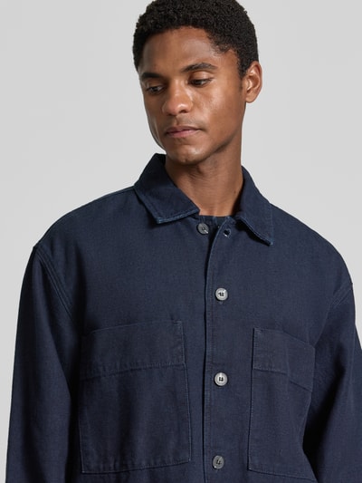 Männermodel trägt Relaxed Fit Freizeithemd aus Baumwoll-Hanf-Mix Modell 'PAZ' von Selected, dunkelblau, strukturierte Oberfläche, Nahaufnahme Oberkörper, Herren Freizeithemd von Selected.