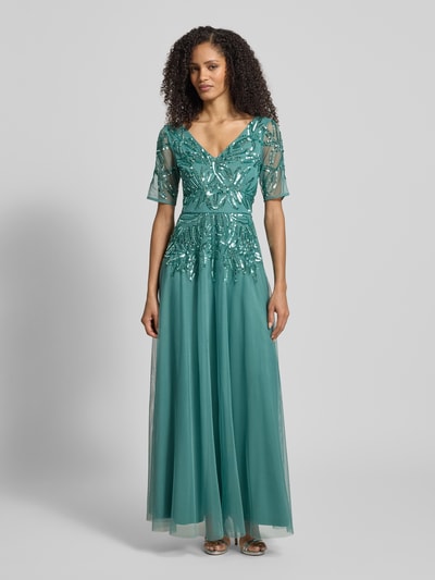 Frauenmodel trägt Abendkleid mit floralem Pailettenbesatz von Adrianna Papell, taillierte Passform, V-Ausschnitt, Mesh, kurzärmelig, blickdichter Unterrock, Nahtreißverschluss, Rückenlänge 155 cm, Brustweite 40 cm, Ärmellänge 28 cm, türkisgrün mit glänzenden Ornamenten, fließende Textur, Ganzkörperansicht von vorne.
