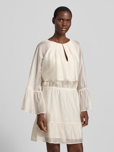 Frauenmodel trägt Minikleid mit Trompetenärmeln und Volants von Liu Jo White aus Chiffon, Taillierter Schnitt, Schlüsselloch-Ausschnitt, Blickdichtes Unterkleid, Seitlicher Nahtreißverschluss, cremefarbene Optik, Ganzkörperansicht von vorne.