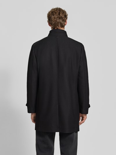 Männermodel trägt lange jas met Materiaalmix met viscose, recht model, opstaande kraag, ritssluiting, knoopsluiting, mouwsluitingen, ruglengte maat 50 91 cm, schouderbreedte 44 cm, borstwijdte 52 cm, mouwlengte 66 cm, Kurzmantel met Stehkragen und Ärmelriegeln van ROY ROBSON, Ganzkörperansicht Rückansicht.