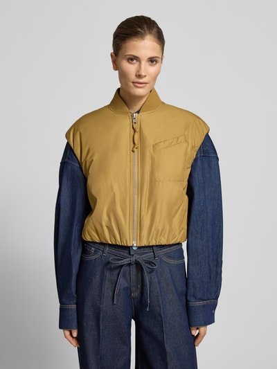 Vrouwenmodel draagt Regular Fit Bodywarmer met collegekraag van Marc O'Polo Denim, look: effen, labelstitching, elastische rompzoom, zakken gesuggereerd. Nahaufnahme Oberkörper.