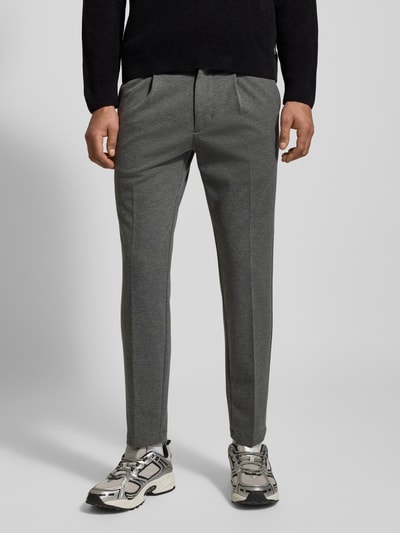 Männermodel trägt Regular Fit Bundfaltenhose mit Viskose-Anteil von Marc O'Polo Denim, Optik: Unifarben, Ganzkörperansicht von vorne.