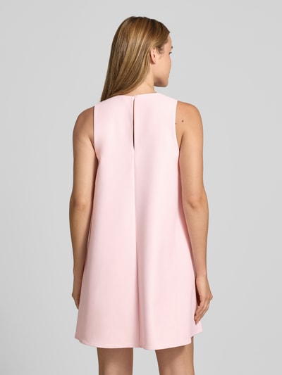 Frauenmodel trägt Regular Fit Minikleid mit Viskose-Anteil Modell 'Astra' von YAS, hellrosa, Elastischer-Material-Mix, florale Applikationen, Ärmelloses-Design, Rundhalsausschnitt, Rückenansicht Ganzkörperansicht.