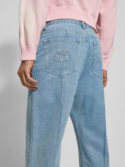 Männermodel trägt Wide Fit Jeans mit Längsnähten von ANOTHER COTTON LAB, Baumwoll-Mix mit Viskose-Anteil, Detailaufnahme Rückansicht.