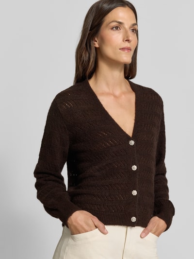Vrouwenmodel draagt Strickjacke mit V-Ausschnitt und Knopfleiste van MORE, donkerbruin, met wol, regular fit, labeldetail, Ganzlichaamsaanzicht van voren. Ruglengte bij maat 36: 55 cm, mouwlengte bij maat 36: 62 cm.