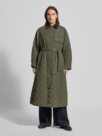 Vrouwenmodel draagt Comfort Fit Steppmantel met kameelhaar van Weekend Max Mara, olijfgroen, unicolor, voorkant volledige lichaamsweergave.