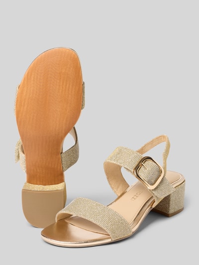 Produktfoto, Sandaletten mit Blockabsatz und Dornschließe von Marco Tozzi in Beige mit abgerundeter Form, strukturierter Sohle und 5 cm Absatzhöhe, goldene Details und Textilstruktur auf grauem Hintergrund