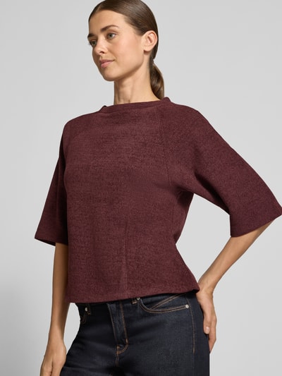 Frauenmodel trägt Pullunder Modell 'Salinie' mit Rundhalsausschnitt von OPUS, unifarben, 1/2-Arm, abgerundeter Rumpfabschluss, Nahaufnahme Oberkörper.