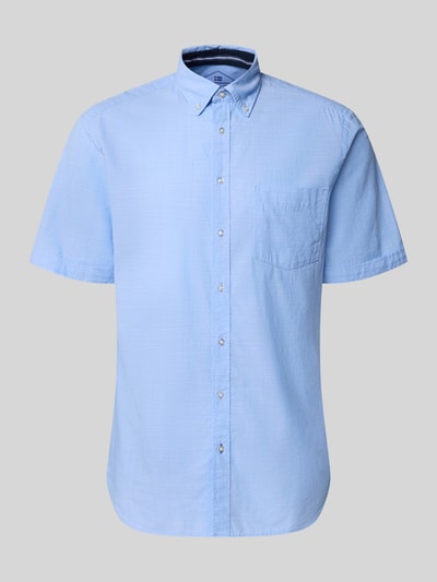 Produktfoto, Regular Fit Freizeithemd mit Button-Down-Kragen von Christian Berg Men in Hellblau, Reine Baumwolle, Kurzärmelig, glatte Textur, durchgängige Knopfleiste, Brusttasche, Rückenlänge 81 cm, Schulterbreite 48 cm, Ärmellänge 26 cm, Größe M.