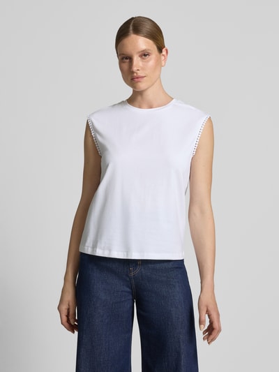 Frauenmodel trägt Top mit Rundhalsausschnitt und Häkelspitze von Zero, weiß, Baumwoll-Elasthan-Mix, Regular Fit, Nahaufnahme Oberkörper.