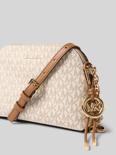Produktfoto, Handtasche mit Logo-Muster Modell 'FREDDIE' von MICHAEL Michael Kors, beige-braune Farbtöne, goldene Details, Strukturleder, Label-Applikation, Reißverschluss, Schulterriemen, Maße laut Kontext