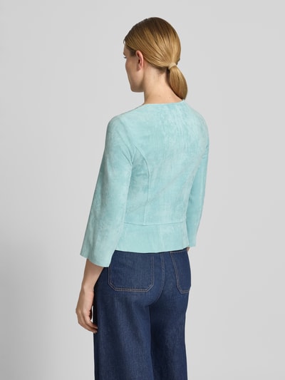 Frauenmodel trägt Blazer mit Zweiwege-Reißverschluss und 3/4-Arm von Betty Barclay, mieszanka materiałów z dodatkiem streczu, taliowany krój, okrągły dekolt, długość tyłu w rozmiarze 36: 56 cm, szerokość w rozmiarze 36: 50 cm, długość rękawów: 54 cm, jasnoniebieski, gładka tekstura, Ganzkörperansicht Rückansicht.