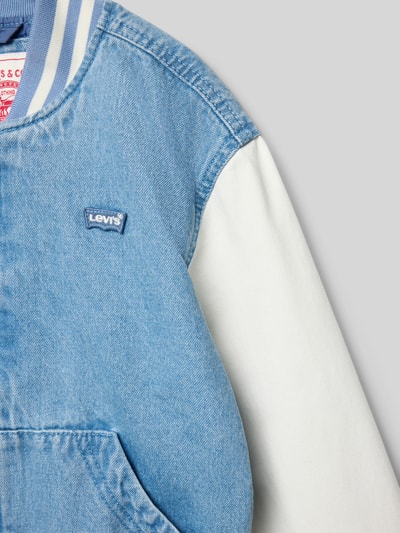 Produktfoto, Regular Fit Bomberjacke aus reiner Baumwolle Modell 'DENIM BOMBER' von Levi’s® Kids in Two Tone Blau und Weiß mit College-Kragen, Label Patch, Denimstruktur