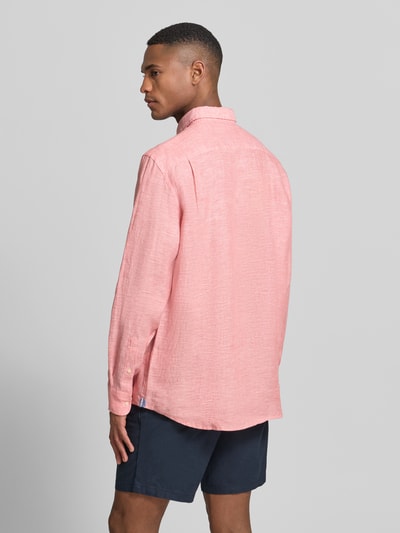Männermodel trägt Slim Fit Leinenhemd mit Brusttasche von Christian Berg Men in Rosa, strukturierte Oberfläche, Rückenansicht, Kontext integriert.