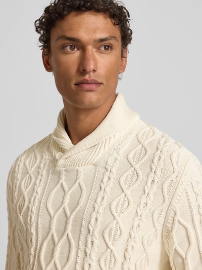 Männermodel trägt Strickpullover mit gerippten Abschlüssen von Gant, Baumwoll-Mix, Slim-Fit, Stehkragen, Creme, Nahaufnahme Oberkörper.