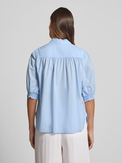 Frauenmodel trägt Regular Fit Bluse mit Stehkragen Modell 'CALISTE' von Soyaconcept aus reiner Baumwolle in Hellblau, Puffärmel, Knopfleiste, Rückenlänge bei Größe S 59 cm, Ärmellänge 38 cm, Ganzkörperansicht Rückansicht.