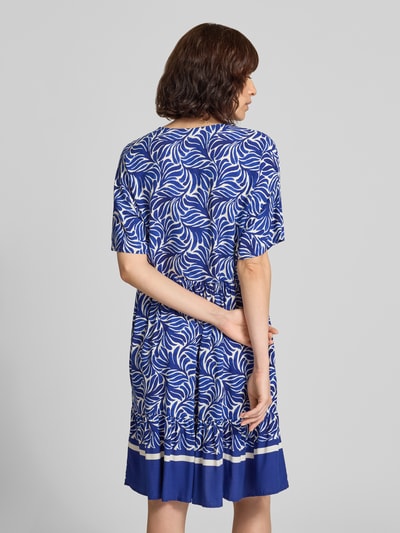Frauenmodel trägt knielanges Kleid aus Viskose Modell 'Me44la' von ZABAIONE in Blau mit weißem Allover-Muster, A-Linie, Rückenansicht