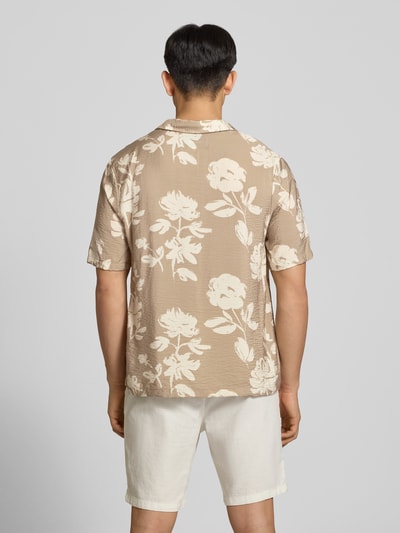 Männermodel trägt Regular Fit Freizeithemd aus Viskose-Mix von REVIEW in Beige mit weißem Blumenmuster und strukturierter Oberfläche, Ganzkörperansicht Rückansicht. Rückenlänge bei Größe M: 74 cm, Schulterbreite bei Größe M: 54 cm, Ärmellänge bei Größe M: 30 cm, Reverskragen, 1/2-Arm, Knopfleiste.