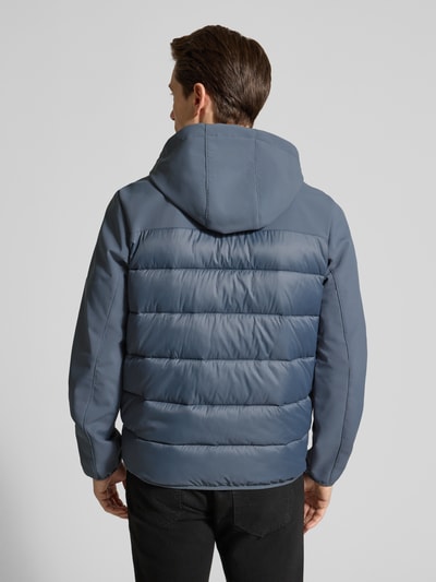 Männermodel trägt Regular Fit Steppjacke mit wasserabweisender Funktion von Tom Tailor Denim in Unifarben, Ganzkörperansicht Rückansicht.