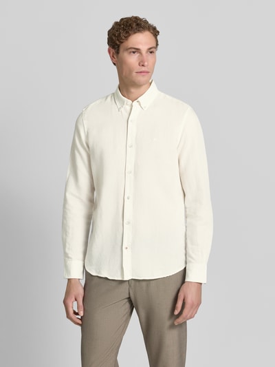Männermodel trägt Regular Fit Freizeithemd aus Leinen-Baumwoll-Mix von Lerros, cremefarben, Button-Down-Kragen, Knopfleiste, Nahaufnahme Oberkörper, Rückenlänge bei Größe M 75 cm, Schulterbreite 43 cm, Ärmellänge 69 cm.