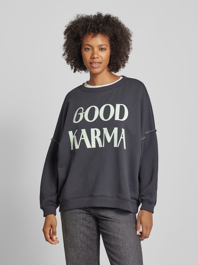 miss goodlife Oversized Sweatshirt mit Statement-Print Modell 'Good Karma' Anthrazit 4