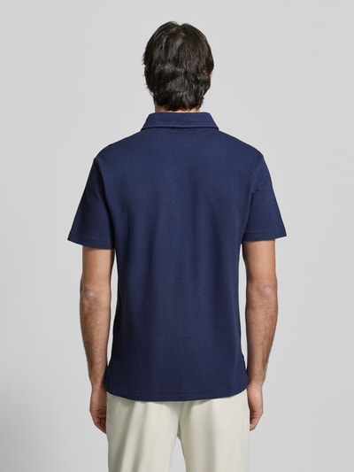 Męski model nosi Regular Fit Poloshirt aus reiner Baumwolle von Polo Ralph Lauren, efekt: jednolity kolor, kołnierzyk polo, krótki rękaw, wyhaftowane logo, bawełna, Ganzkörperansicht Rückansicht