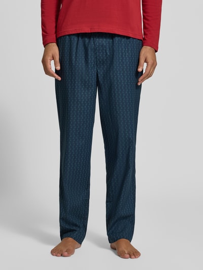 Männermodel trägt Sweathose Modell 'Chris Pants' von BOSS in Dunkelblau, elastischer Bund und Beinabschluss, Baumwollmix, Ganzkörperansicht von vorne.
