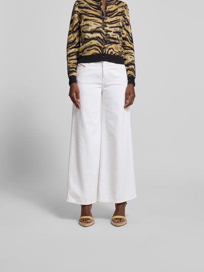 Frauenmodel trägt Relaxed Fit Jeans aus Baumwoll-Mix von Diesel in Weiß mit 5-Pocket-Design, Label-Detail, Ganzkörperansicht von vorne.