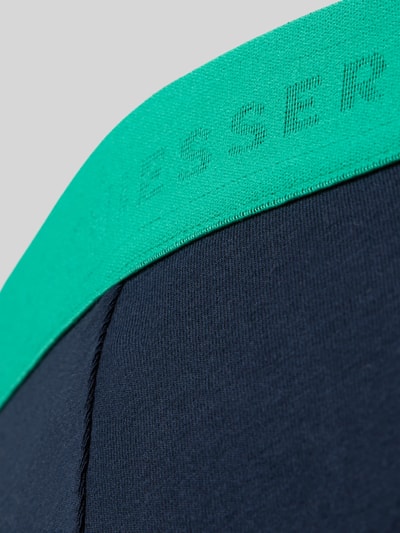 Produktfoto, dunkelblauer Slim Fit Slip aus Baumwoll-Mix mit grünem elastischem Bund, SCHIESSER Slim Fit Slip aus Baumwoll-Mix im 3er-Pack Modell 'Rio', angenehme Stoff-Textur, elastischer Bund.
