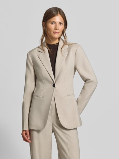 Frauenmodel trägt Slim Fit Anzugblazer mit Viskose-Anteil von MYON, cremefarbener Material-Mix, Reverskragen, Knopfverschluss, seitliche Paspeltaschen, Ganzkörperansicht von vorne.