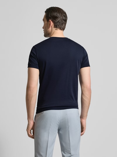 Männermodel trägt T-Shirt mit Rundhalsausschnitt von RAGMAN, Unifarbenes-Design, Reine Baumwolle, Slim-Fit, Rückenlänge 70 cm, Ganzkörperansicht Rückansicht.