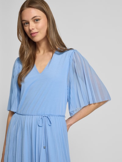 GUIDO MARIA KRETSCHMER WOMAN Cocktailkleid mit V-Ausschnitt Modell 'Enie' Rauchblau 3