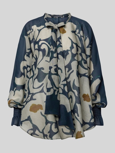 Produktfoto, Bluse mit Schluppe und Volantärmeln von Luisa Cerano, mieszanka lyocellu z dodatkiem ramii, krój loose fit, wycięcie w kształcie łezki z kokardą, rękawy z falbanami i marszczonym detalem, długość tyłu w rozmiarze 36: 74 cm, długość rękawów w rozmiarze 36: 65 cm, ciemnoniebieski i kremowy wzór z kontrastowymi plamami, lekko transparentna tkanina o miękkiej teksturze.