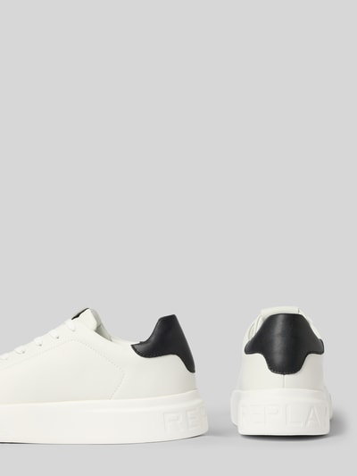 Produktfoto, Sneaker mit Logo-Details Modell 'NOTTING' von Replay in Weiß mit schwarzer Fersenkappe, strukturierte Sohle, abgerundete Form, Schnürverschluss, sichtbares Logo, Herren Sneaker, Absatzhöhe 5 cm, Schafthöhe 7 cm, Schaftweite 8 cm.