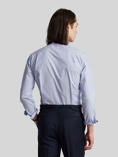 Mannelijk model draagt Regular Fit Businesshemd aus reiner Baumwolle van Polo Ralph Lauren in effen lichtblauw, lange mouwen, zichtbare logostiksel, kentkraag, verstelbare manchetten, draagcomfort regular fit, materiaal 100% katoen, volledige knoopsluiting, detailopname rugaanzicht.