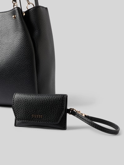 Produktfoto, torebka w stylu Materiał skóropodobny Model 'LORALLA' od GUESS, detal z logo, szerokość w rozmiarze 1: 30 cm, długość w rozmiarze 1: 30 cm, głębokość w rozmiarze 1: 10 cm, długość paska na ramię w rozmiarze 1: 76 cm
