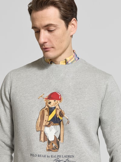 Männermodel trägt Regular Fit Sweatshirt aus Baumwoll-Mix von Polo Ralph Lauren, unifarben mit Label Motiv-Print, Nahaufnahme Oberkörper.