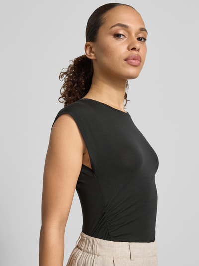 Frauenmodel trägt Slim Fit T-Shirt aus Lyocell-Mix Modell 'AVASARAH' von Vero Moda, Optik: Unifarben, Passform: Slim-Fit, Seitliche Raffungen, Rundhals-Ausschnitt, Ärmelform: Kurzarm, Damen T-Shirt, Nahaufnahme Oberkörper.