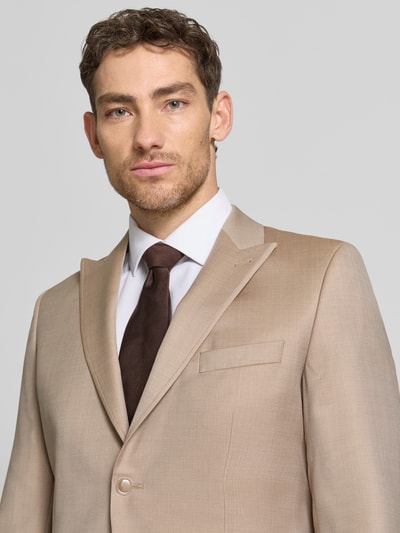Männermodel trägt Slim Fit 2-Knopf-Sakko aus Schurwolle von Wilvorst in Beige mit Reverskragen, Eingrifftaschen, Nahaufnahme Oberkörper. Rückenlänge 73 cm, Schulterbreite 45 cm, Ärmellänge 65 cm bei Größe 50.
